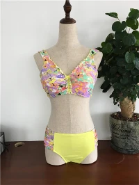 Akvarelinis gėlių raukinys su V formos iškirpte bikinis